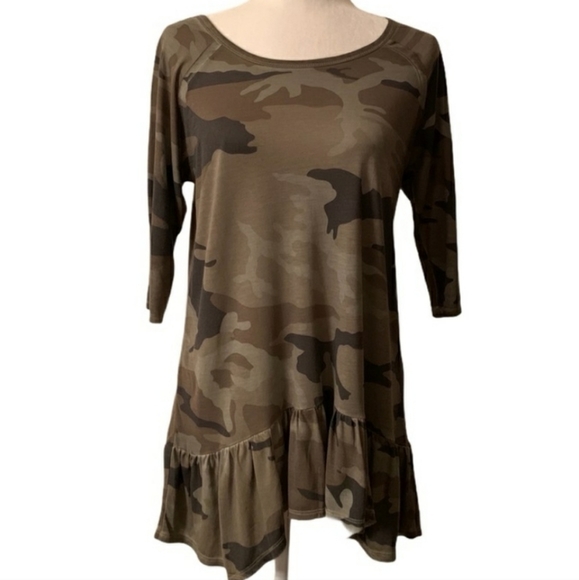 Dantelle Anthropologie Half Sleeve Camouflage Print Ruffle Bottom Top Size S NWT - Picture 1 of 7